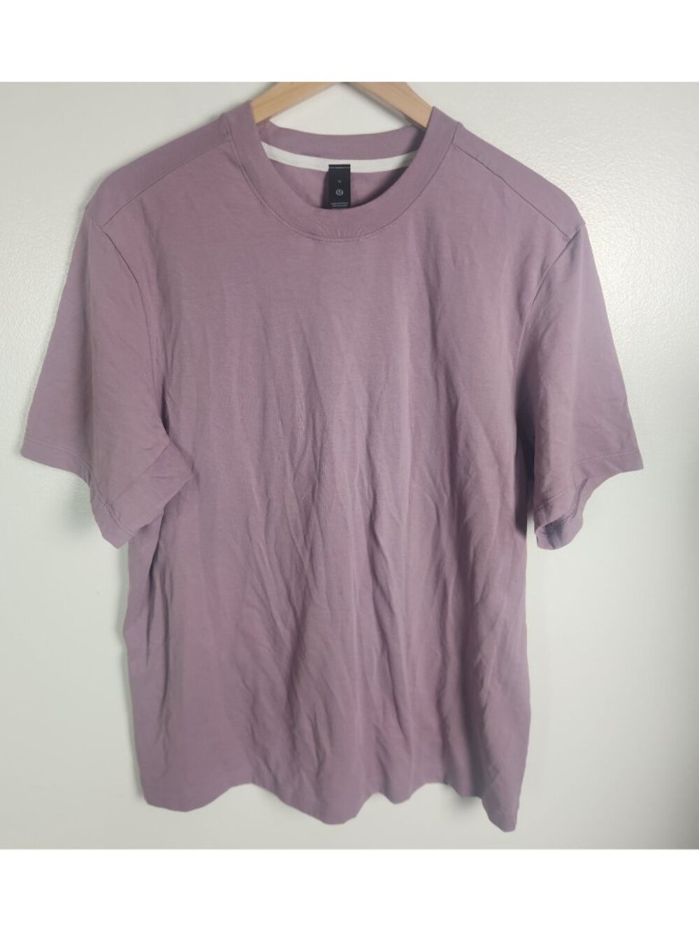 Lululemon Men's Sz. M Lilac Crew Neck T-Shirt